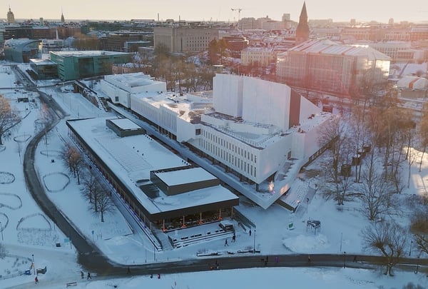 Finlandia-talo kuvattuna ulkoa dronella tammikuussa 2025